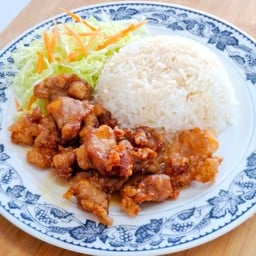 ข้าวไก่กรอบซอสน้ำปลา
