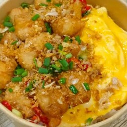 ข้าวไข่ข้นหมูกรอบพริกเกลือ
