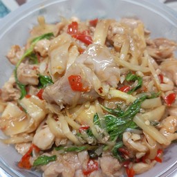 กะเพราหน่อไม้ไก่ราดข้าว