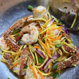 ยำปูม้ากุ้งสุกมะม่วง