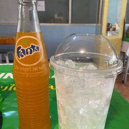 แฟนต้าน้ำส้มใส่น้ำแข็งแก้วโอ่ง