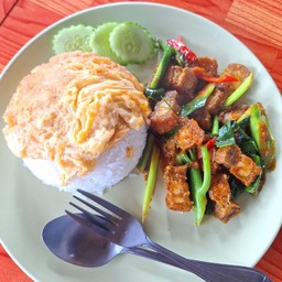 ผัดพริกแกงหมูกรอบ