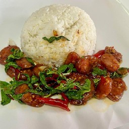 กะเพรา กุนเชียง ราดข้าว