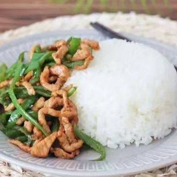 ข้าวหมูเส้นผัดพริกเขียว青椒炒肉丝饭