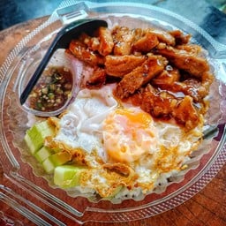 หมูย่างกระเทียมพริกไทย + ไข่ดาว