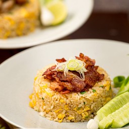 ข้าวผัดไข่เบคอนกรอบ