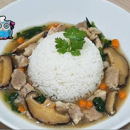 ข้าวหมูเส้นผัดเห็ดหอม香菇炒肉丝饭