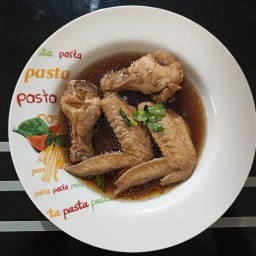 ข้าวหน้าไก่ตุ๋นซีอิ๊ว  by  ระกาทอง