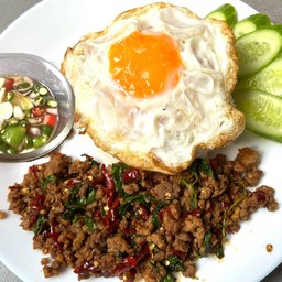 กะเพราพริกแห้ง เนื้อสับ หรือ เนื้อชิ้น