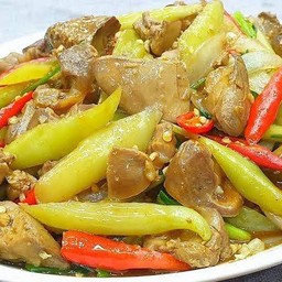 ข้าวเครื่องในไก่ผัดพริกหยวก