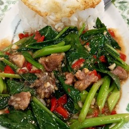 คะน้าปลาเค็ม  ราดข้าว