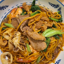 เส้นเหลืองผัดซีอิ๋วรวม หมูหมึกกุ้งตับ