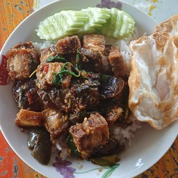 กระเพราไข่เยียวม้าหมูกรอบ
