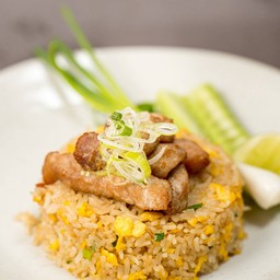 ข้าวผัดไข่หน้าหมูทอด