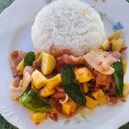 ข้าวหมูสามชั้นผัดหน่อไม้