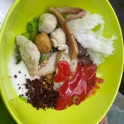 ก๋วยเตี๋ยวเย็นตาโฟต้มยำ ลูกชิ้นปลา ปุ้งกี้