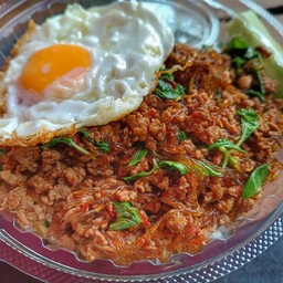 กะเพราหมูสับใส่วุ้นเส้น + ไข่ดาว