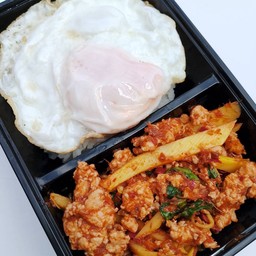 ข้าวผัดพริกเเกงหน่อไม้ไก่สับ+ไข่ดาว