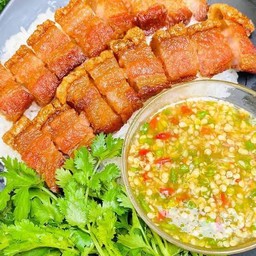 ข้าวหมูสามชั้นทอดน้ำปลา+น้ำจิ้มซีฟุ้ด