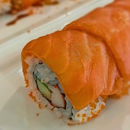 ซูชิ ข้าวปั้นโรลปลาแซลม่อนสด สอดไส้ปูอัด แตงกวา