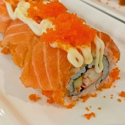 ซูชิ ข้าวปั้นโรลแซลม่อน ราดมายองเนส ท็อปไข่กุ้ง โคตรฟิน