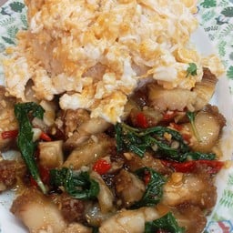 ข้าวกระเพราหมูกรอบ ไข่ข้น!!