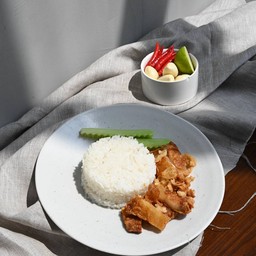 ข้าวหน้าสามชั้นทอดน้ำปลาหอมเจียว