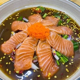 ยำปลาร้าแซลมอนแซ่บนัวๆเลยจ้า แซลมอนชิ้นใหญ่ๆเลยค่ะ