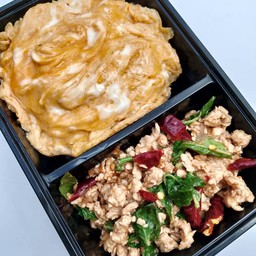 ข้าวกระเพราไก่สับ+ไข่ข้น