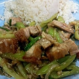 หมูกรอบ!!ผัดพริกหยวก