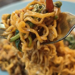 กระเพรามาม่า หมูสับ