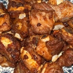 กระดูกหมูทอดกระเทียม กับข้าว