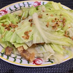 กะหล่ำปลีทอดน้ำปลา หมูกรอบ (กับข้าว)