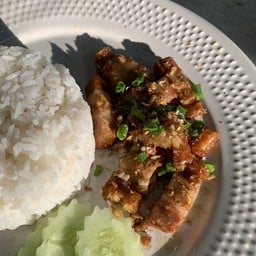 ข้าวหมูกรอบกระเทียม