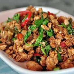 ผัดกระเพราเป็นกับข้าว