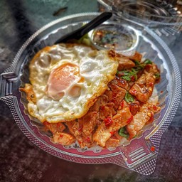 กะเพราหมูย่าง + ไข่ดาว