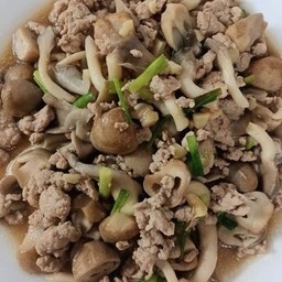 ข้าวหมูสับผัดเห็ดน้ำมันหอย