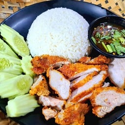 สามชั้นทอดราดข้าว