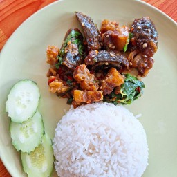 ผัดกะเพราหมูกรอบไข่เยี่ยวม้า