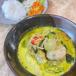 ขนมจีนแกงเขียวหวานลูกชิ้นปลากราย