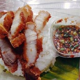 ข้าวหมูสามชั้นทอดน้ำปลา+น้ำจิ้มแจ่ว