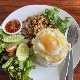 ข้าวหมูทอดกระเทียม/เซทไข่ดาว