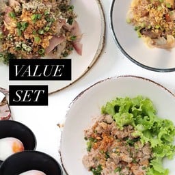 Set หมูรวมสุดคุ้ม (หมูกรอบ หมูอบ หมูบะช่อ กระเพาะ ตับ ไส้)