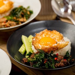 ข้าวกระเพราเนื้อสับ + ไข่ดาว