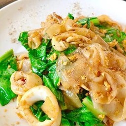 ผัดซีอิ้วหมึก