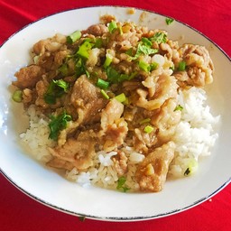 หมูทอดกระเทียมพริกไทยราดข้าว