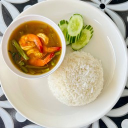 แกงส้มกุ้งเสิร์ฟพร้อมข้าว