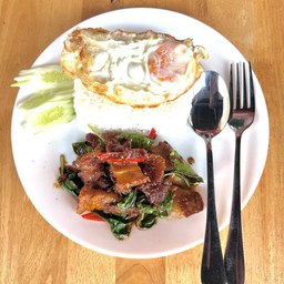 ข้าวพริกแกงหมูกรอบ