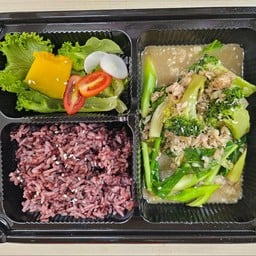 ผัดผักรวม. เสริฟพร้อมข้าวและผักสลัด(ทางร้านเลือกผักให้ค่ะ)