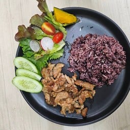 หมูกระเทียมราดข้าวและผักสลัด(ทางร้านเลือกผักให้ค่ะ)
